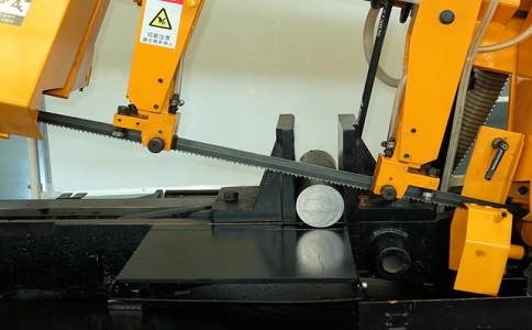 巴东数控带锯床自动送料精度会出现偏差吗？